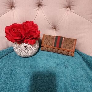 AUTHENTIC Gucci Classic Stripe GG logo leather bifold wallet